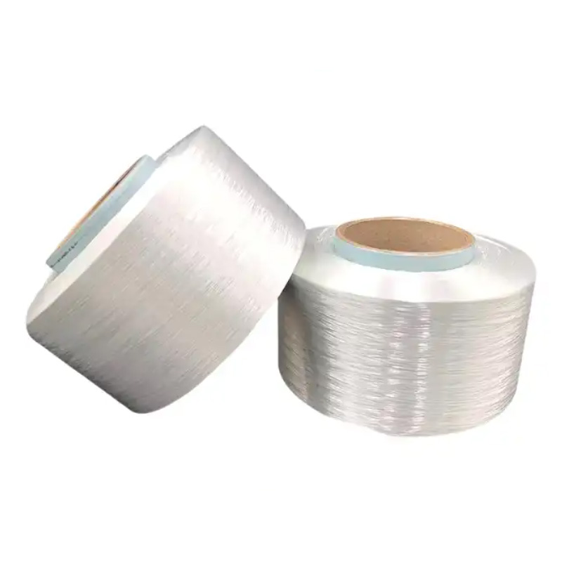 Existe-t-il des différences significatives dans la compatibilité des fils thermofusibles avec différents points de fusion lorsqu'ils sont associés à différents tissus, tels que la laine et le coton ?